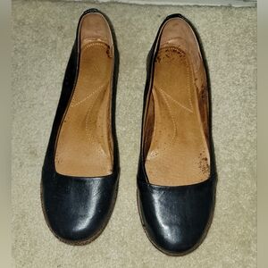 Naya Navy Leather Women's Flats Size 10M